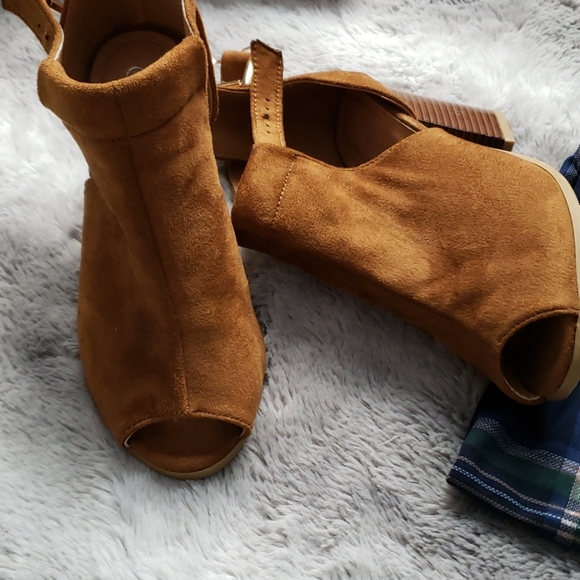 Suede brown boots autumn season - Picture 1 of 8